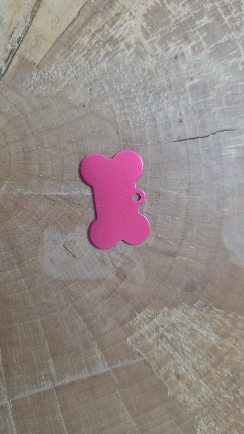 Gravierte Hundemarke in Knochenform Pink