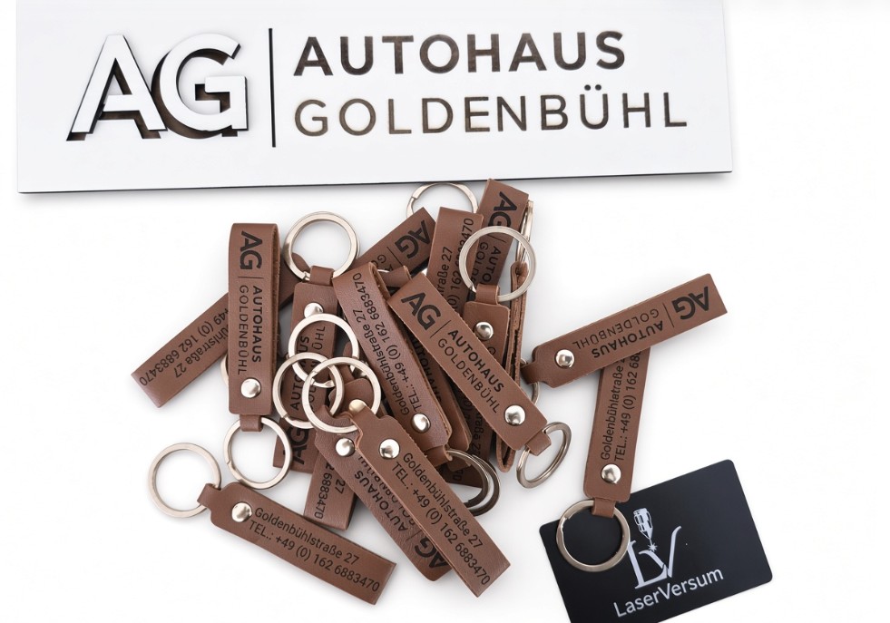 Serie gravierter Leder-Schlüsselanhänger mit Logo, Adresse und Telefonnummer des Autohaus Goldenbühl
