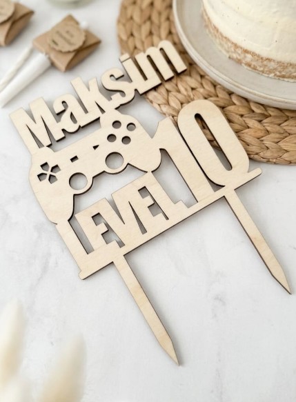 Aus Holz gelaserter Tortenstecker mit Name Maksim, Gamepad und Level 10
