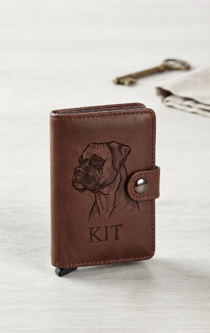 Braunes Leder-Kartenetui mit gravierten Boxer-Porträt und dem Namen Kit